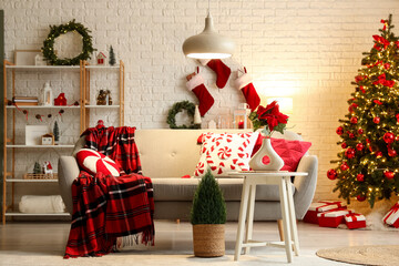 Obraz premium Christmas home interior, cozy living room with decorated tree and festive holiday decor for winter seasonal celebration and family gathering atmosphere