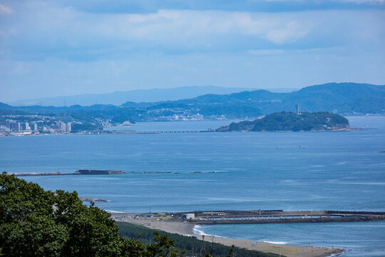 平塚市の湘南平展望台から眺める相模湾と江の島