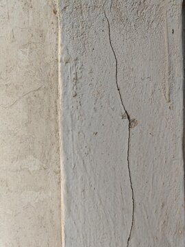 Vertical Crack on Weathered Concrete Wall in Annaba, Algeria