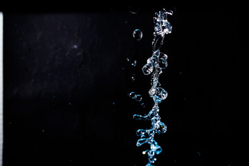 Obraz premium Pouring Clear Water Stream Splashing in Motion