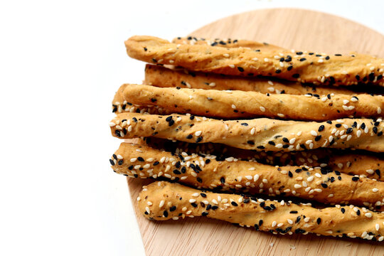 Crispy breadsticks with black and white sesame seeds