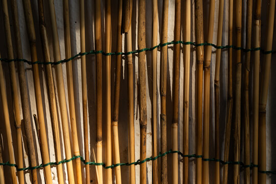 dettaglio ravvicinato di un'arella o canniccio in canne di bamb&ugrave; naturale legate tra loro con del filo orizzontale