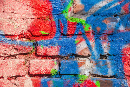 Bunt bemalte Backsteinmauer, Hintergrund, Textur, Deutschland