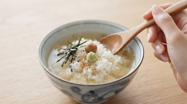 木の匙で食べる梅干しとわさびを乗せた出汁お茶漬け