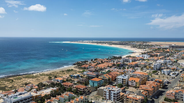 Vista aerea di Santa Maria, della spiaggia e dell'Oceano Atlantico, Isola di Sal, Capo Verde
