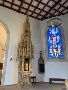 Blick in die Katholische St. Amandus-Kirche im Zentrum der Stadt Datteln im Ruhrgebiet	