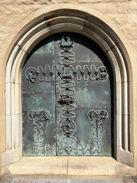 Eingangsportal der Katholischen St. Amandus-Kirche im Zentrum der Stadt Datteln im Ruhrgebiet	