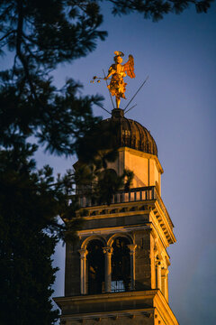 A fiery sunset and an Advent evening in Udine. The magic of the sunset and the atmosphere created by the Christmas lights set the scene for this idyllic, ethereal city.