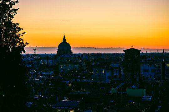 A fiery sunset and an Advent evening in Udine. The magic of the sunset and the atmosphere created by the Christmas lights set the scene for this idyllic, ethereal city.