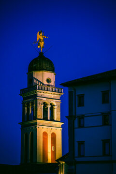 A fiery sunset and an Advent evening in Udine. The magic of the sunset and the atmosphere created by the Christmas lights set the scene for this idyllic, ethereal city.