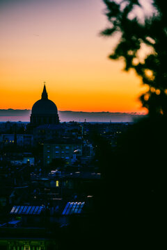 A fiery sunset and an Advent evening in Udine. The magic of the sunset and the atmosphere created by the Christmas lights set the scene for this idyllic, ethereal city.