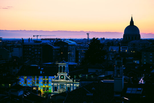 A fiery sunset and an Advent evening in Udine. The magic of the sunset and the atmosphere created by the Christmas lights set the scene for this idyllic, ethereal city.