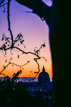 A fiery sunset and an Advent evening in Udine. The magic of the sunset and the atmosphere created by the Christmas lights set the scene for this idyllic, ethereal city.