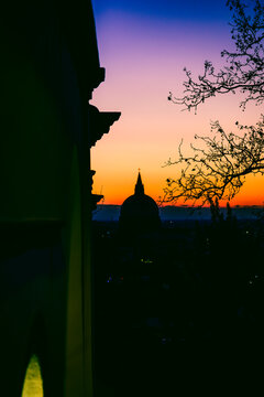 A fiery sunset and an Advent evening in Udine. The magic of the sunset and the atmosphere created by the Christmas lights set the scene for this idyllic, ethereal city.