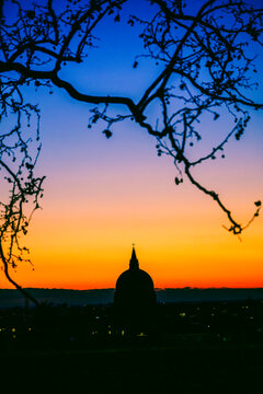 A fiery sunset and an Advent evening in Udine. The magic of the sunset and the atmosphere created by the Christmas lights set the scene for this idyllic, ethereal city.