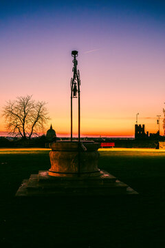 A fiery sunset and an Advent evening in Udine. The magic of the sunset and the atmosphere created by the Christmas lights set the scene for this idyllic, ethereal city.