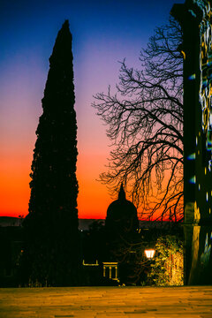 A fiery sunset and an Advent evening in Udine. The magic of the sunset and the atmosphere created by the Christmas lights set the scene for this idyllic, ethereal city.