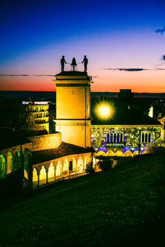 A fiery sunset and an Advent evening in Udine. The magic of the sunset and the atmosphere created by the Christmas lights set the scene for this idyllic, ethereal city.