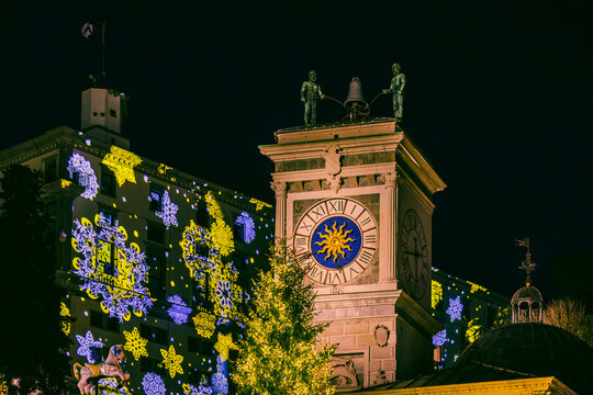 A fiery sunset and an Advent evening in Udine. The magic of the sunset and the atmosphere created by the Christmas lights set the scene for this idyllic, ethereal city.