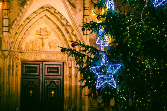 A fiery sunset and an Advent evening in Udine. The magic of the sunset and the atmosphere created by the Christmas lights set the scene for this idyllic, ethereal city.