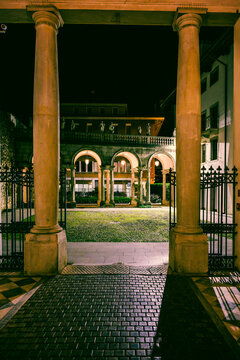 A fiery sunset and an Advent evening in Udine. The magic of the sunset and the atmosphere created by the Christmas lights set the scene for this idyllic, ethereal city.