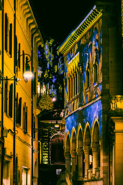 A fiery sunset and an Advent evening in Udine. The magic of the sunset and the atmosphere created by the Christmas lights set the scene for this idyllic, ethereal city.