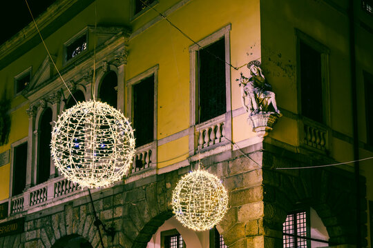 A fiery sunset and an Advent evening in Udine. The magic of the sunset and the atmosphere created by the Christmas lights set the scene for this idyllic, ethereal city.
