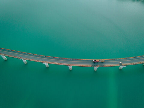 Aerial view of the bridge crossing the turquoise waters of Lago Castreccioni in Cingoli, Marche, Italy.