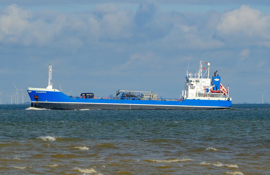 CUXHAVEN, DEUTSCHLAND &ndash; 05.08.2026: Das in D&auml;nemark registrierte Tankschiff SCANDINAVIA auf der Elbe in H&ouml;he CUXHAVEN