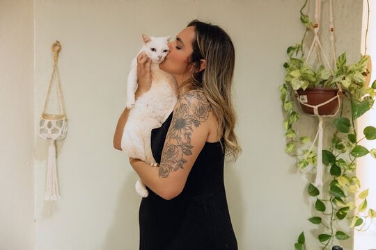 mulher com gato branco no colo