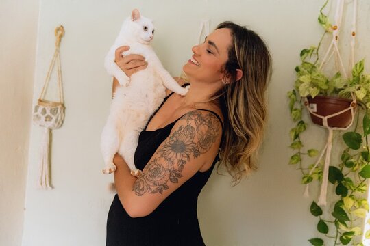 mulher com gato branco no colo