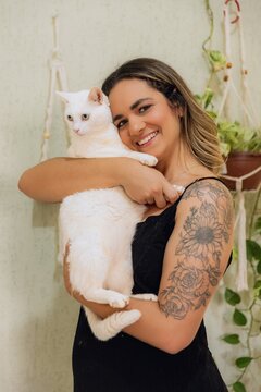 mulher com gato branco no colo