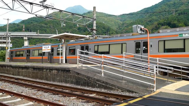 波高島を発車するJR身延線・313系