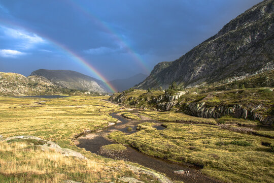 Arc-en-ciel et paysage de montagne apr&egrave;s un orage dans les Pyr&eacute;n&eacute;es