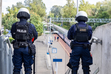 Policjant prewencji w kasku na głowie, mecz piłki  © FotoDax