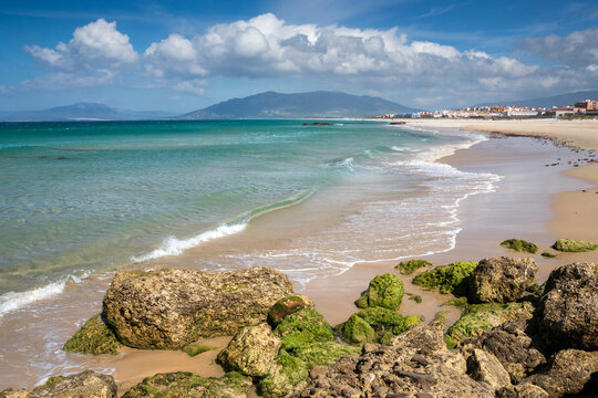 La Playa de Los Lances con aguas cristalinas de color turquesa en el municipio de Tarifa, provincia de C&aacute;diz, Andaluc&iacute;a, Espa&ntilde;a
