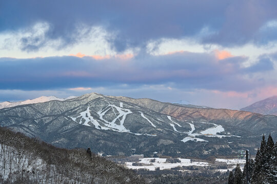 岐阜県のスキー場と雪山を望む冬のパノラマ風景写真【岐阜雪山風景写真】