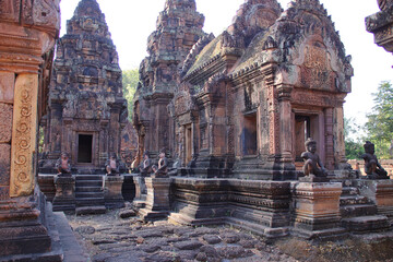Obraz premium ruined buddhist and hindu khmer temple (banteay srei) in angkor in siem reap in cambodia 