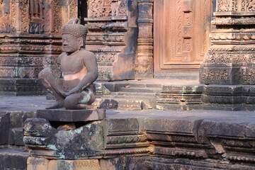 Obraz premium ruined buddhist and hindu khmer temple (banteay srei) in angkor in siem reap in cambodia 
