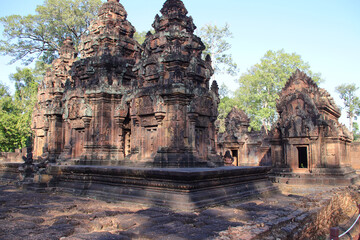 Obraz premium ruined buddhist and hindu khmer temple (banteay srei) in angkor in siem reap in cambodia 