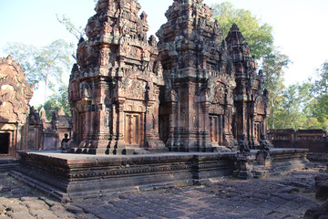 Obraz premium ruined buddhist and hindu khmer temple (banteay srei) in angkor in siem reap in cambodia 