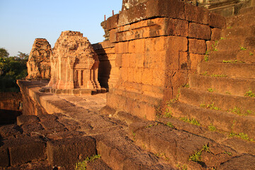 Obraz premium ruined buddhist and hindu khmer temple (pre rup) in angkor in siem reap in cambodia 