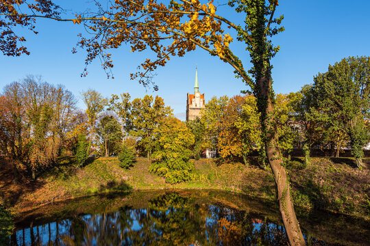 Blick auf die Teufelskuhle und das Kr&ouml;peliner Tor in der Hansestadt Rostock im Herbst