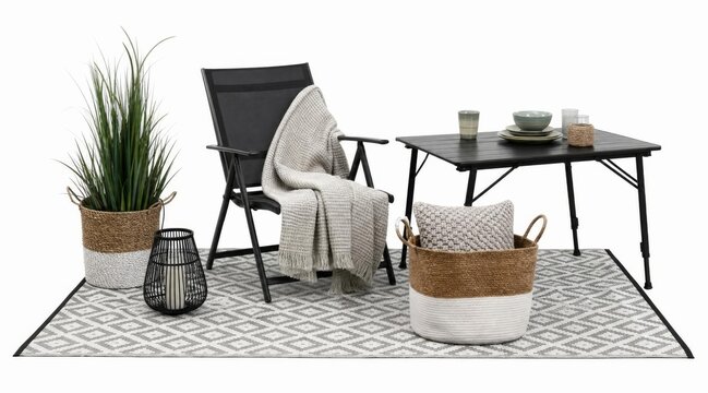 Outdoor-Sitzgruppe mit Klappstuhl, Tisch und Deko-Accessoires auf weissem Hintergrund