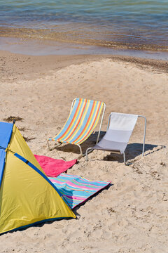 Liegest&uuml;hle und Zelt am Strand von Niechorze an der polnischen Ostseek&uuml;ste im Sommer 