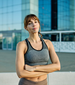 Portrait opf a young woman prepering to exercise in sportwear posing for a portrait lookin at camera