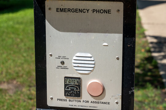 Emergency phone in a U.S. park with a call button for contacting police, symbolizing public safety, emergency response and community security