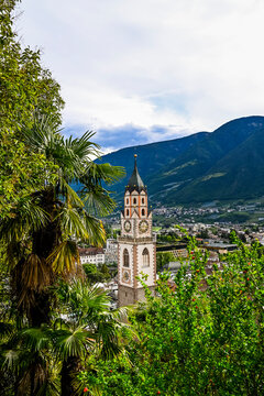 Meran, Altstadt, Stadt, St. Nikolaus Kirche, Pfarrkirche, Tappeinerweg, Spazierweg, Fr&uuml;hling, Sommer, Spazierweg, Promenade, Aussicht, Palmen, Vinschgau, S&uuml;dtirol, Italien