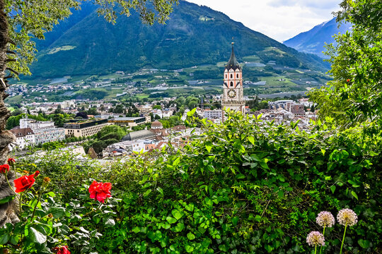 Meran, Altstadt, Stadt, St. Nikolaus Kirche, Pfarrkirche, Tappeinerweg, Spazierweg, Fr&uuml;hling, Sommer, Spazierweg, Promenade, Aussicht, Vinschgau, S&uuml;dtirol, Italien