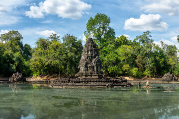 Obraz premium View of Neak Poan temple surrounded by water in Angkor, Siem Reap, Cambodia